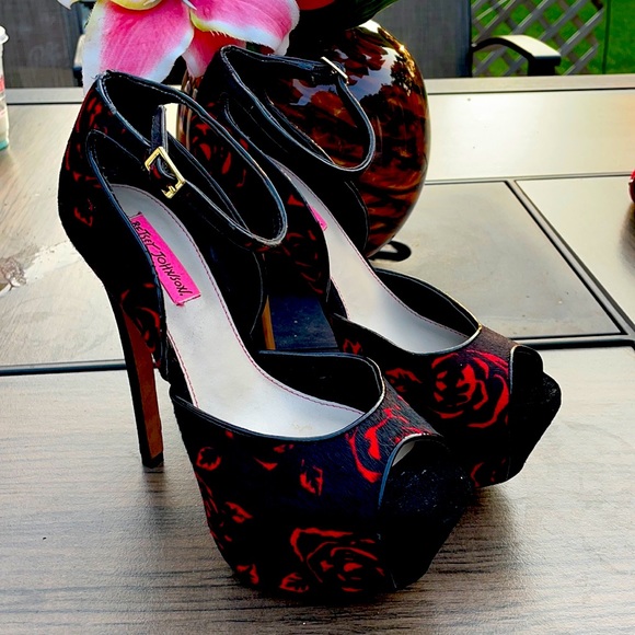 Betsey Johnson Other - Betsey Johnson size 8 heels used in good condition